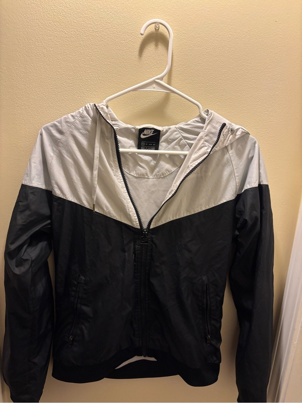 Nike Unisex Black & White Windbreaker Jacket